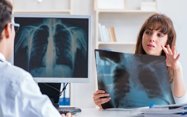 Mladá žena na návštěvě radiologa na rentgenové vyšetření — Stock fotografie