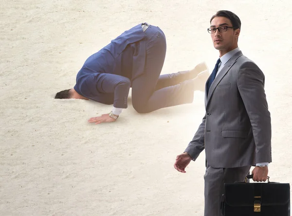 Empresario escondiendo su cabeza en la arena escapando de los problemas — Foto de Stock