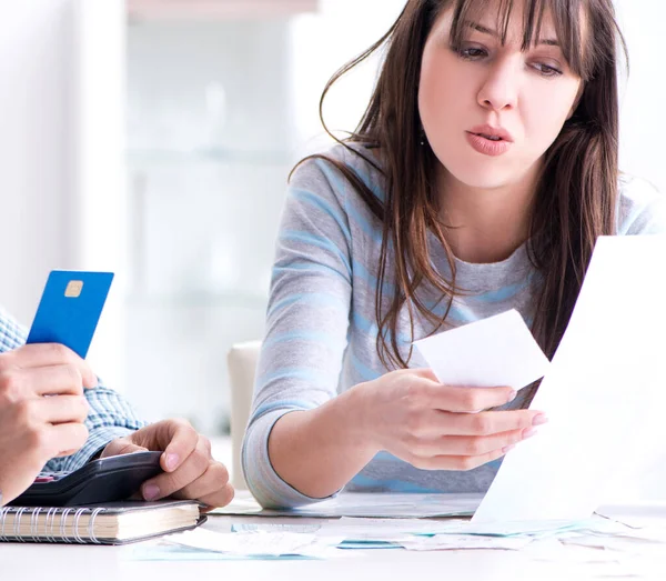 Pareja joven mirando los papeles de finanzas familiares —  Fotos de Stock