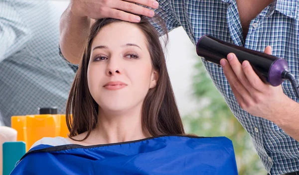 Uomo parrucchiere maschile facendo taglio di capelli per la donna — Foto Stock