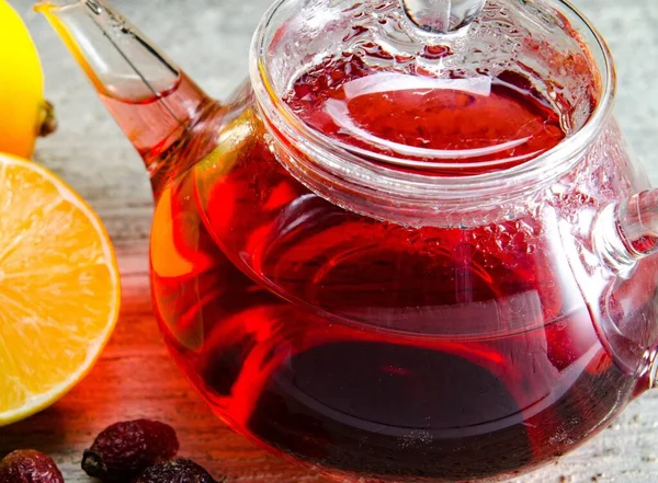 Thé aux fruits dans la tasse servie sur la table — Photo