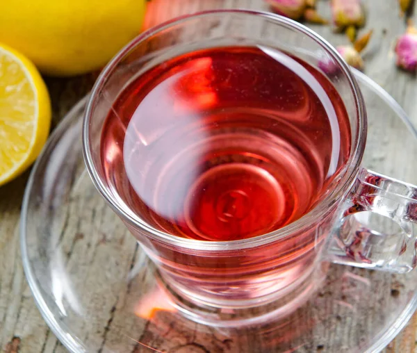 Thé aux fruits dans la tasse servie sur la table — Photo