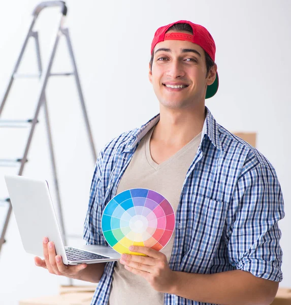 Joven contratista pintor eligiendo colores para la renovación del hogar — Foto de Stock