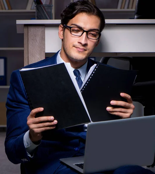 Uomo d'affari che fa gli straordinari lunghe ore in ritardo in ufficio — Foto Stock