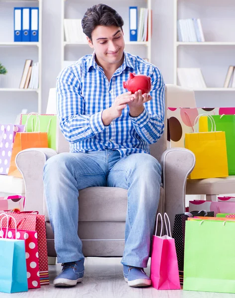 Ung man efter överdriven shopping hemma — Stockfoto