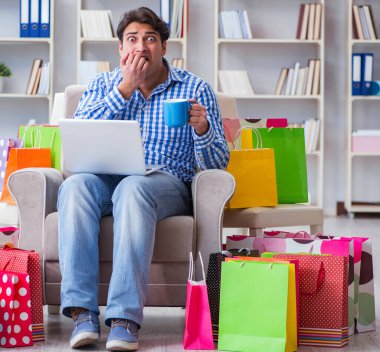 Evden alışveriş yaptıktan sonra genç adam.