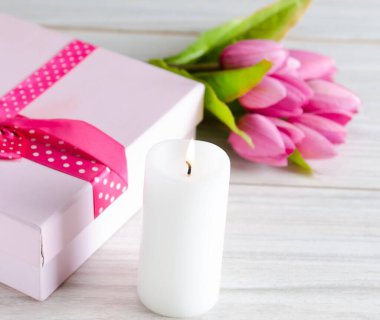 Aziz Sevgililer Günü tatili konseptiyle masaya yerleştirilmiş bir hediye kutusu.