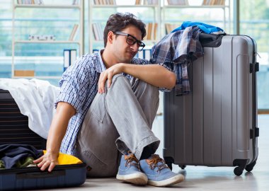 Genç adam tatil için hazırlanıyor.