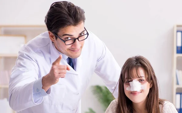 Άντρας γιατρός μιλάει σε ασθενή με χειρουργική επέμβαση μύτης — Φωτογραφία Αρχείου