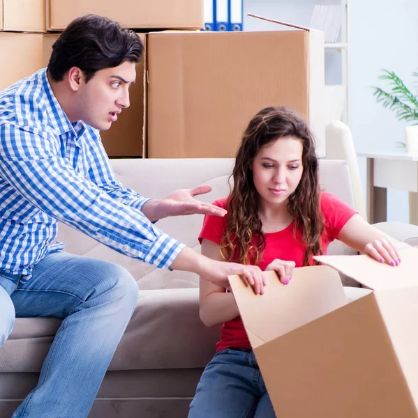 Jovem casal se mudando para casa nova com caixas — Fotografia de Stock