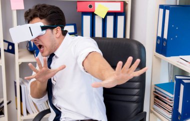 Çalışan sanal gerçeklik gözlükleriyle film izliyor.