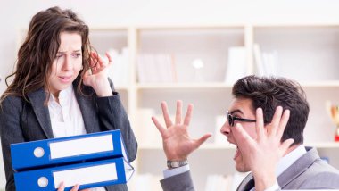 Kızgın patron kadın çalışan performansından memnun değil.