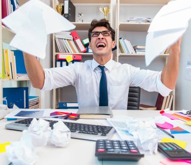 Ofiste kızgın ve korkunç bir işadamı var.