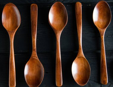 Tahta kaşıklar masaya düzenlenmiş