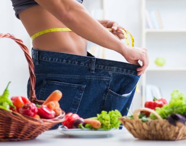 Sağlıklı beslenme ve beslenme konsepti olan genç bir adam