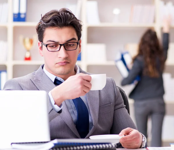 Patron en colère mécontent de la performance des employées — Photo