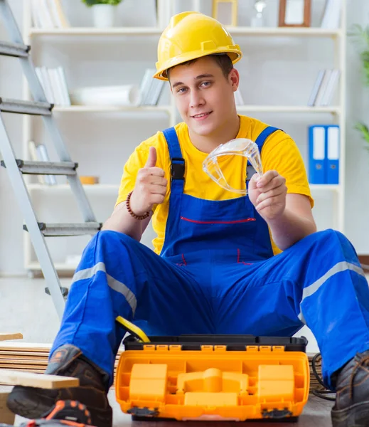 Junger Mann montiert Holzpalette — Stockfoto