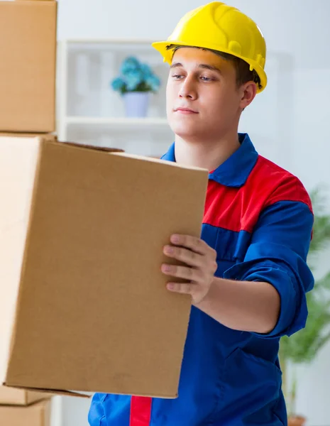 Junger Mann arbeitet im Umzugsservice mit Kisten — Stockfoto
