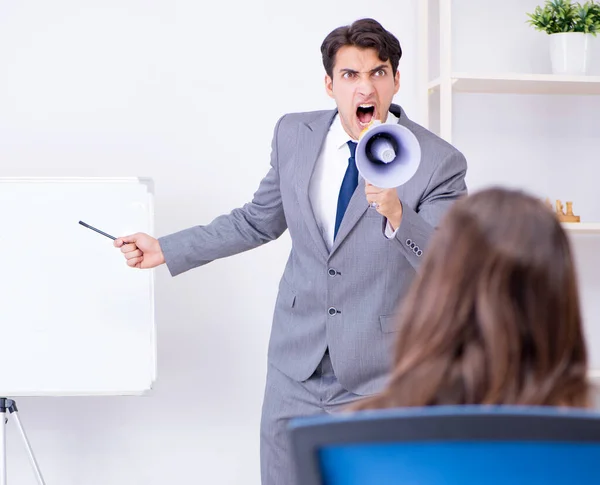 Presentasi bisnis di kantor dengan pria dan wanita — Stok Foto