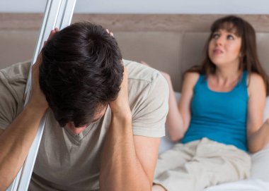 Genç eş, yaralandıktan sonra kocasını destekliyor.