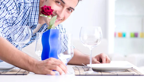 Mann bereitet sich allein auf romantisches Date mit seiner Liebsten vor — Stockfoto