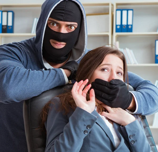 Bűnöző üzletasszony túszul ejtése az irodában — Stock Fotó