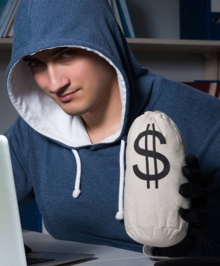 Genç hacker geceleri bilgisayarı hackliyor.