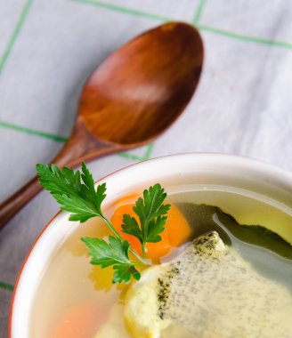 Tabakta servis edilen balık çorbası.