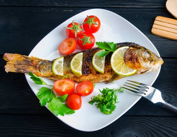 Pescado frito servido en el plato — Foto de Stock