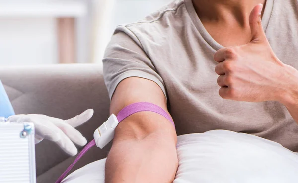 Pacient podstupující transfuzi krve na nemocniční klinice — Stock fotografie