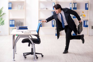 Ofisteki genç erkek çalışanın zaman yönetimi kavramı