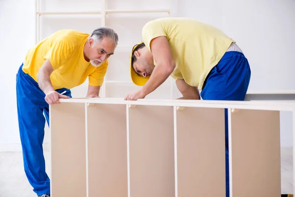 Dos contratistas carpinteros trabajando en interiores — Foto de Stock