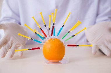 Erkek beslenme uzmanı gıda ürünlerini laboratuarda test ediyor.