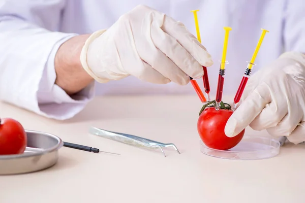 Experto en nutrición masculina probando productos alimenticios en laboratorio — Foto de Stock