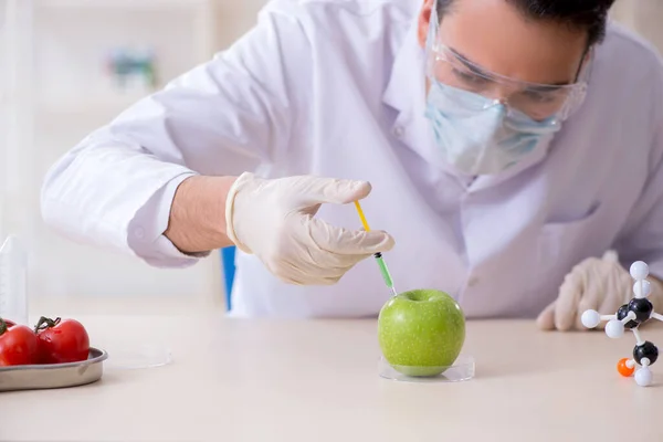 Nutrição masculina especialista em testes de produtos alimentares em laboratório — Fotografia de Stock