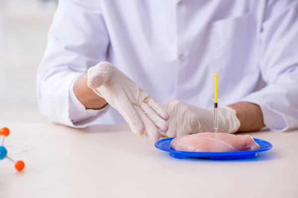 Experto en nutrición masculina probando productos alimenticios en laboratorio —  Fotos de Stock