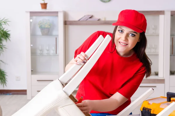 Jovem mulher reparando cadeira em casa — Fotografia de Stock