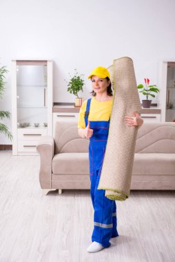 Ev işi yapan yaşlı kadın müteahhit.