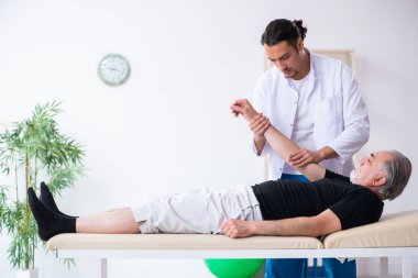 Yaşlı adam genç doktoru ziyaret ediyor.