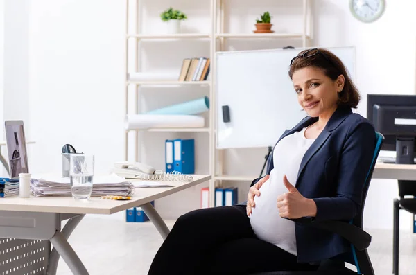 Vieja embarazada trabajando en la oficina — Foto de Stock