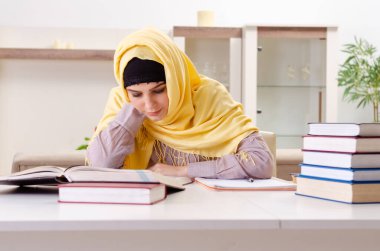 Sınavlara hazırlanan tesettürlü kız öğrenci