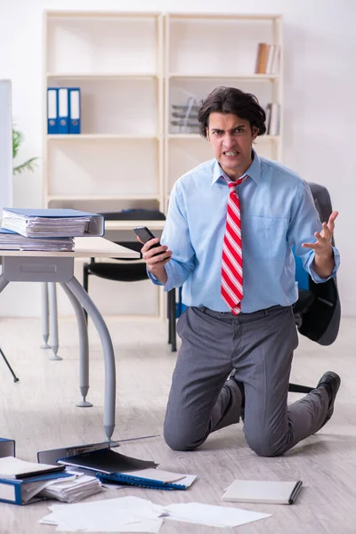 Junge männliche Mitarbeiter unzufrieden mit exzessiver Arbeit — Stockfoto