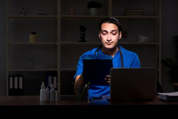 Jeune homme médecin à l'hôpital la nuit — Photo