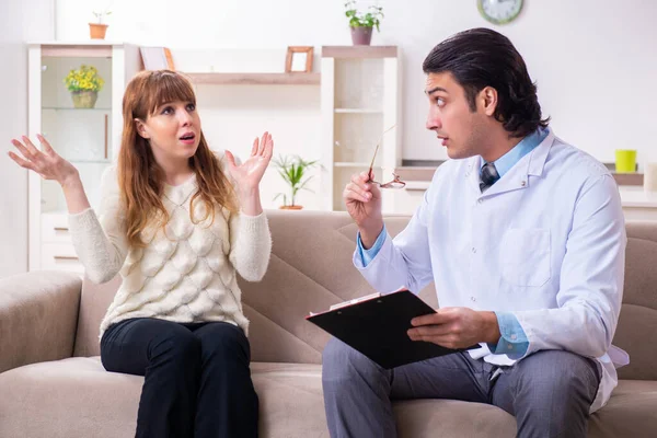 Fiatal nő beteg megvitatása férfi pszichológus személyes — Stock Fotó