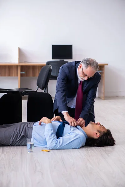 Männlicher Mitarbeiter erleidet Herzinfarkt im Büro — Stockfoto