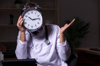 Gece hastanede genç erkek doktor
