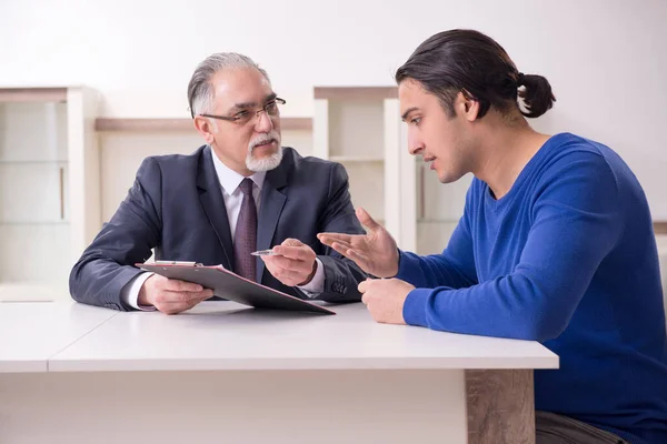 Mannelijke makelaar en mannelijke klant in het appartement — Stockfoto