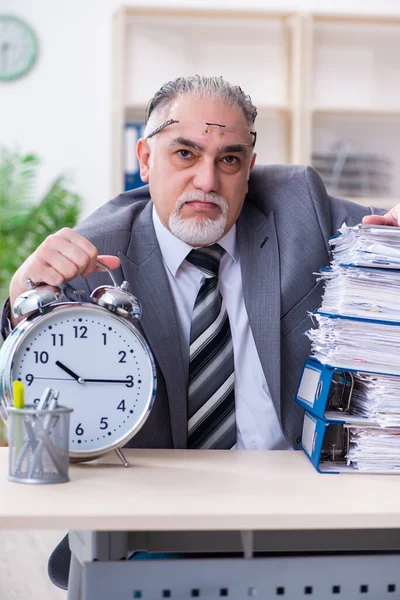 Hombre anciano empleado infeliz con el trabajo excesivo —  Fotos de Stock