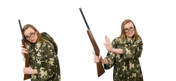 Chica en uniforme militar sosteniendo el arma aislada en blanco — Foto de Stock