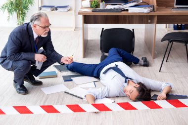 Adli tıp dedektifi ve ofisteki ölü çalışan.